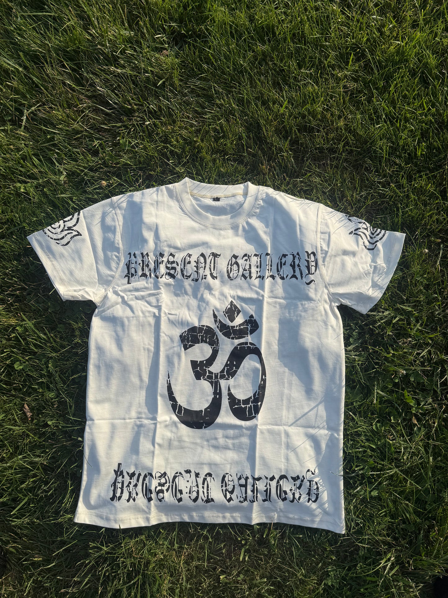 PRESENT GALLERY VINTAGE T-SHIRT